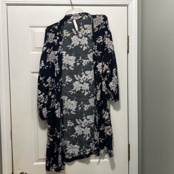 Black floral kimono style wrap - Picture 3 of 4